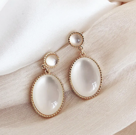 Milky Ear rings Cat's Eye