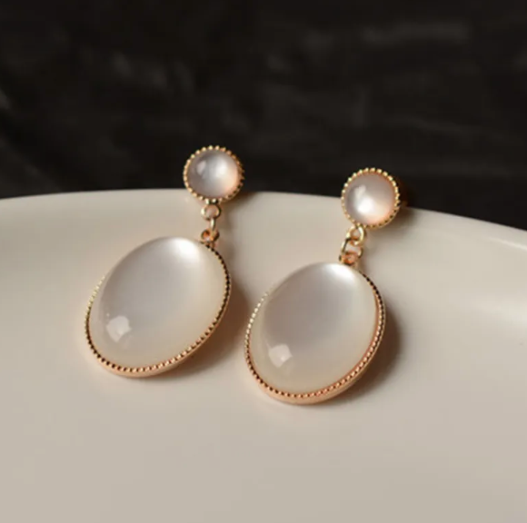 Milky Ear rings Cat's Eye